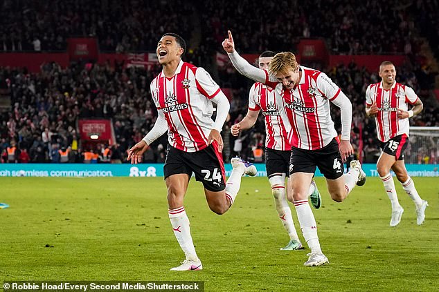 El Leeds está considerando una oferta por la estrella del Southampton, el Manchester City está en conversaciones para fichar al defensa del PSG de 18 años… y el Man United apunta a un doble ataque contra el West Ham: MIRA LA VENTANA DE TRANSFERENCIAS