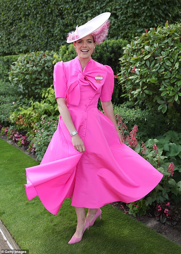 ¡En camino a la gloria de la moda! Los asistentes a las carreras de Royal Ascot hicieron todo lo posible con looks de neón y sombreros llamativos mientras el festival comenzaba con estilo.
