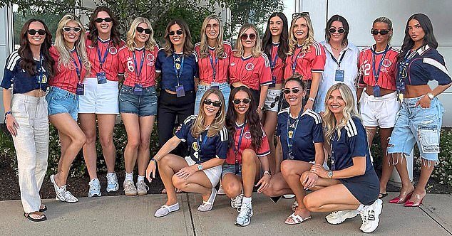 Escocia WAGS posa para una foto en las calles de Boston durante el frenesí de la Copa del Mundo