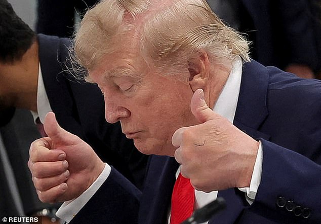 Trump apareció con un nuevo e inusual símbolo en la mano