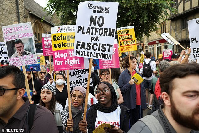 Manifestantes vestidos con Keffias se unen para impedir que la gente asista a la visita de Tommy Robinson al Oxford Union: los pubs taparon las ventanas y cerraron temprano en medio de advertencias de “disturbios”.
