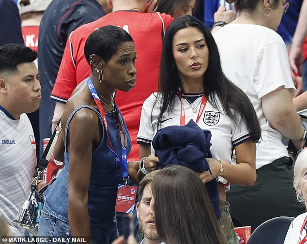 La novia estadounidense de Jude Bellingham se une a su madre para animar a Inglaterra, en medio de una disputa con su madre sin hogar.