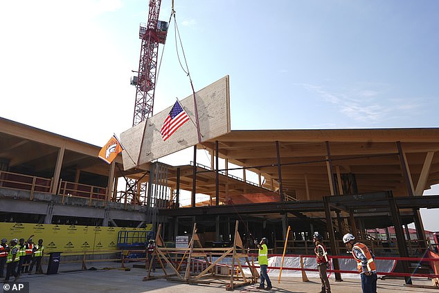 Trabajador de la construcción encontrado muerto en el techo de las nuevas instalaciones de práctica de los Denver Broncos valoradas en 175 millones de dólares