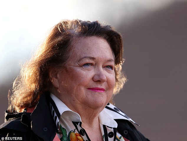 Gina Rinehart revela su audaz plan para Australia mientras le entrega a Pauline Hanson una excavadora para reducir el desperdicio gubernamental.