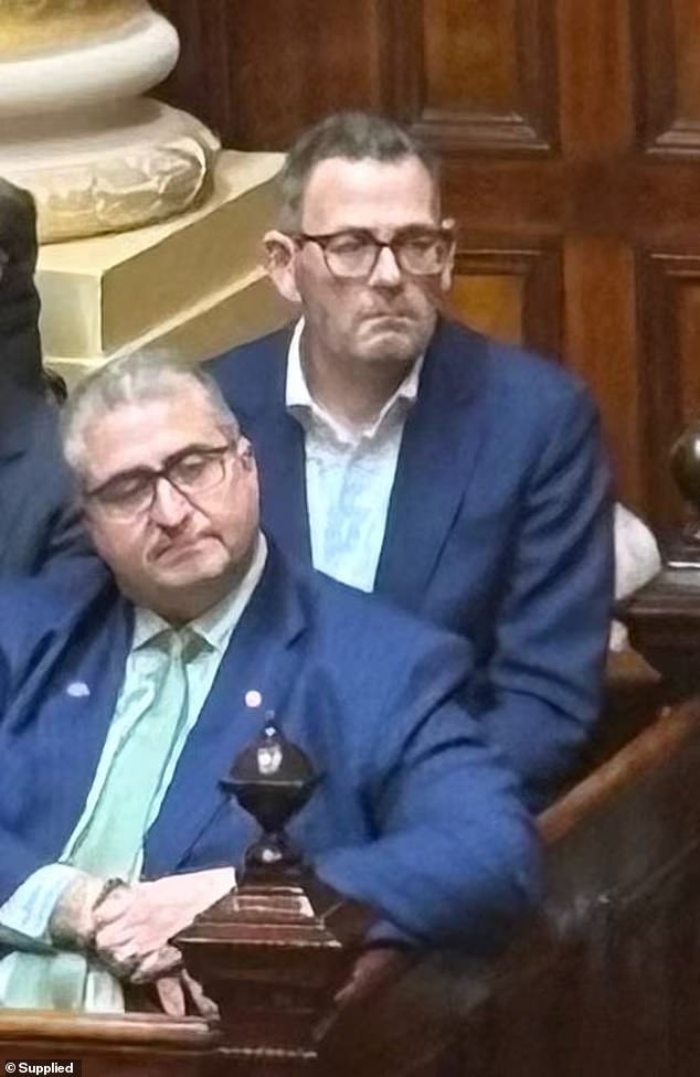 Un Don Andrews de aspecto tranquilo hizo su primera aparición pública en meses cuando regresó al Parlamento con un traje azul después de una batalla secreta de salud.