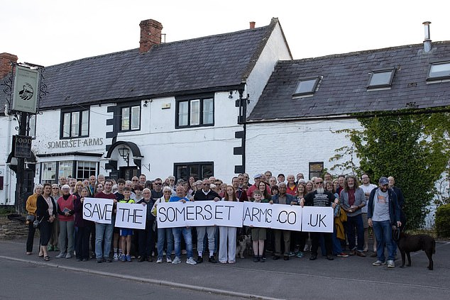 ¡El Príncipe de Ales! William ha donado £1,000 a una campaña que lucha para salvar un pub local y dice que está deseando tomar una pinta cuando ganen.