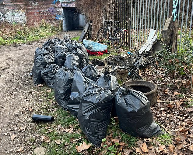 Un abogado ambientalista bienhechor que limpió un río lleno de basura es interrogado por autoridades ocupadas y le dicen que necesita una licencia.