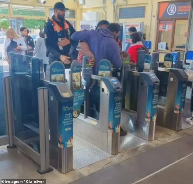 ¡Finalmente! Los inspectores de billetes finalmente toman medidas enérgicas contra los tramposos de tarifas: momento en que el héroe trabajador de TfL empuja al hombre de regreso a la estación mientras intenta salir a la fuerza sin pagar