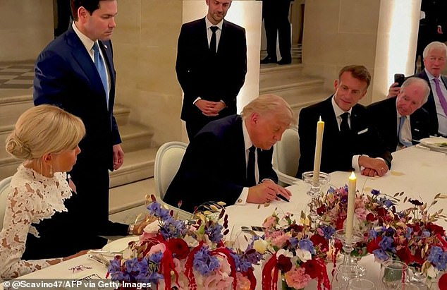 Marco Rubio busca impresor en el Palacio de Versalles después de la repentina decisión de Donald Trump de firmar un acuerdo con Irán mientras recorría el Salón de los Espejos con Macron