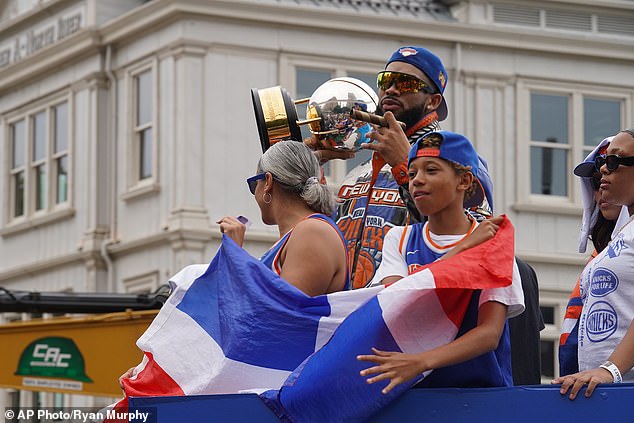 Los héroes de los Knicks se unen a los WAG Timothee Chalamet y Zohran Mamdani en el primer desfile por el título de la NBA mientras millones de fanáticos cierran Nueva York.