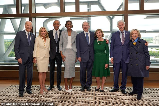 ¡Es un gran día para los demócratas! Los Clinton se codean con los Bush mientras los magnates liberales Oprah y Colbert pasan por allí para celebrar la gran inauguración de la biblioteca Obama.