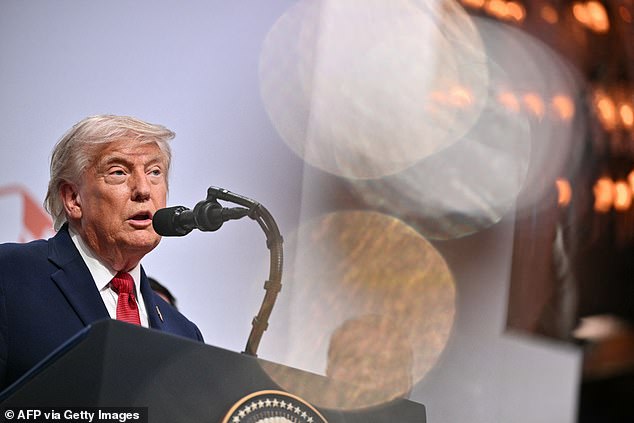 Las armas de inmigración más brutales de Trump se han desbloqueado cuando la Corte Suprema le otorgó una sorprendente doble victoria.