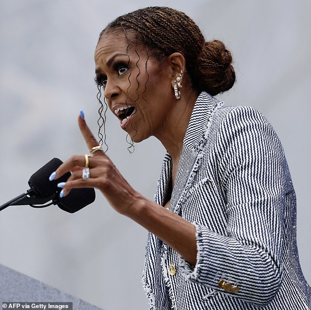 Michelle Obama anula sus difíciles rumores de boda mientras canta las alabanzas de su esposo Barack… pero un comentario sorprendente sugiere que no todo es camino de rosas