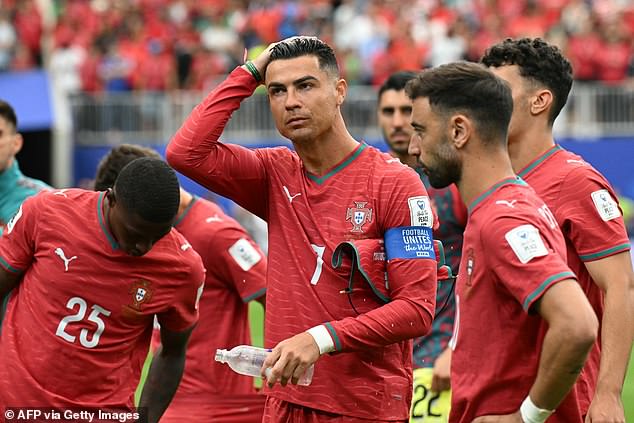 Bruno Fernandes APAGA sus respuestas después de ser golpeado por una avalancha de abusos en las redes sociales: los fanáticos de Cristiano Ronaldo culpan a la estrella de Portugal y a sus compañeros de equipo por “sabotear” su canto de cisne de cuento de hadas de la Copa Mundial.