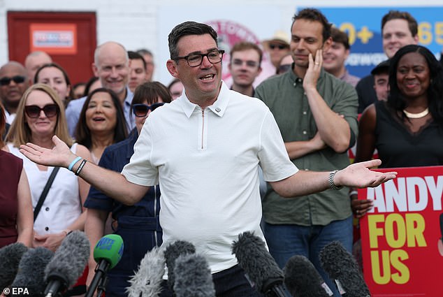 Quentin Letts: Por fin el cambio que la gente necesita. Se quitó esa horrible camiseta negra… es una pena lo de los Moobs.