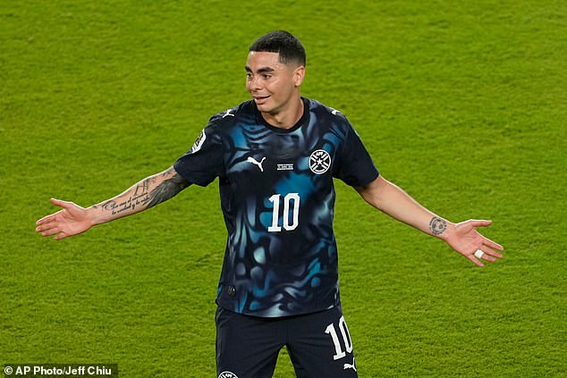 Una estrella del Mundial fue expulsada por taparle la boca a un rival por primera vez en la historia