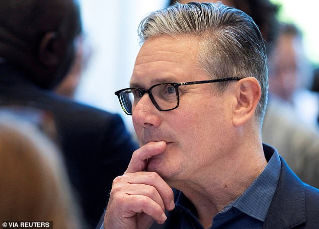 Ahora incluso los leales a Keir Starmer han perdido la fe y exigen que renuncie para entregarle el poder a Andy Burnham… mientras aumenta la presión para que el Primer Ministro “pato saliente” acepte dejar el número 10 dentro de un mes.