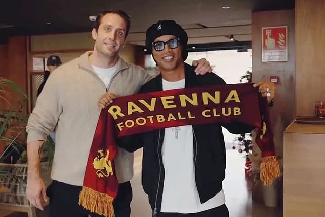 ¡Ronaldinho ha vuelto! El ícono brasileño, de 46 años, firma un contrato con un club italiano de tercera división 11 AÑOS después de retirarse, pero no se ata las botas cuando se revela su papel único en el equipo.