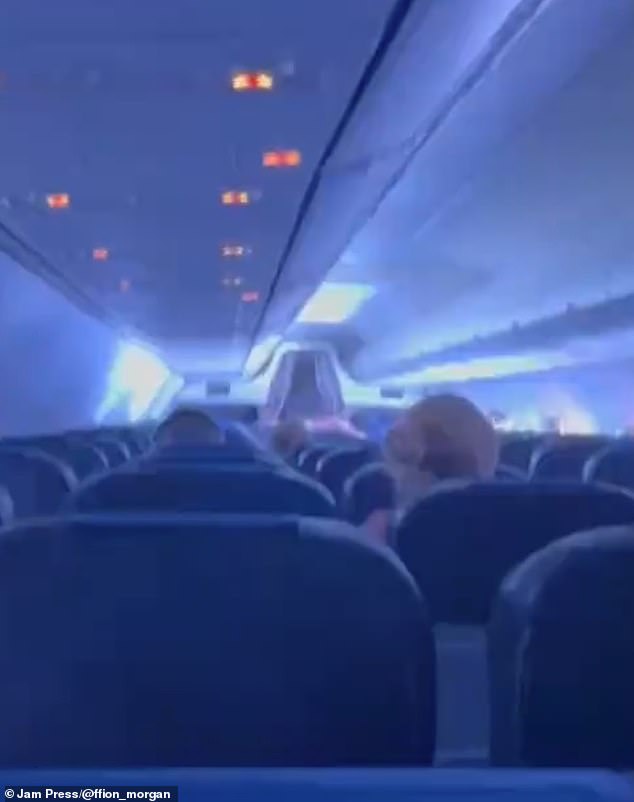 Impactante momento en que un rayo alcanza al avión que transportaba a la selección mundialista rumbo al partido