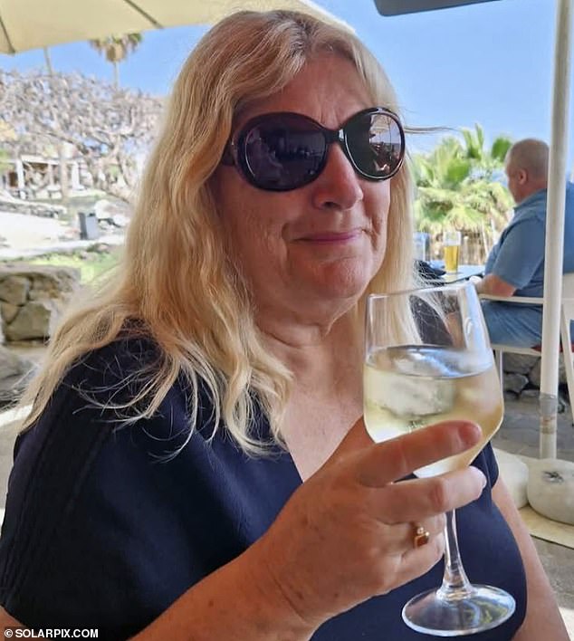 Crece el temor por una madre británica desaparecida en Tenerife después de que su hijo desapareciera tras bajarse en la parada equivocada durante una excursión