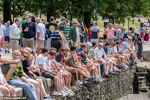 Met Office extiende la advertencia de calor extremo a medida que las temperaturas se disparan a 38 ° C: la ‘bomba de polen’ afectará a quienes padecen fiebre del heno