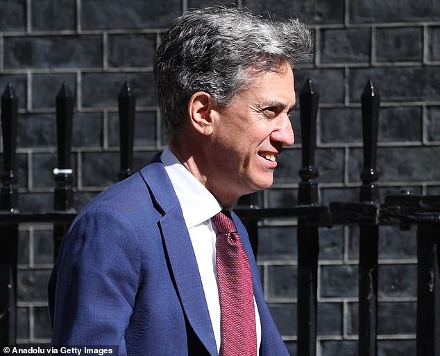 Andy Burnham ha pedido que un importante jefe sindical abandone la nominación de Ed Miliband como canciller.