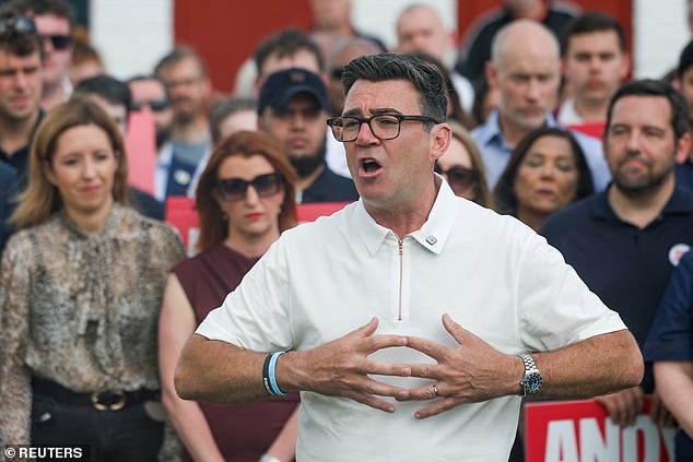 Los parlamentarios laboristas le ruegan a Andy Burnham que no sea el próximo canciller.