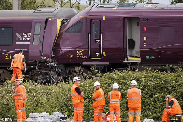 Nueve pasajeros luchan por sus vidas mientras los investigadores investigan por qué el tren de choque pasó por alto una señal; el rey Carlos dice que está “profundamente entristecido” por la muerte del conductor.