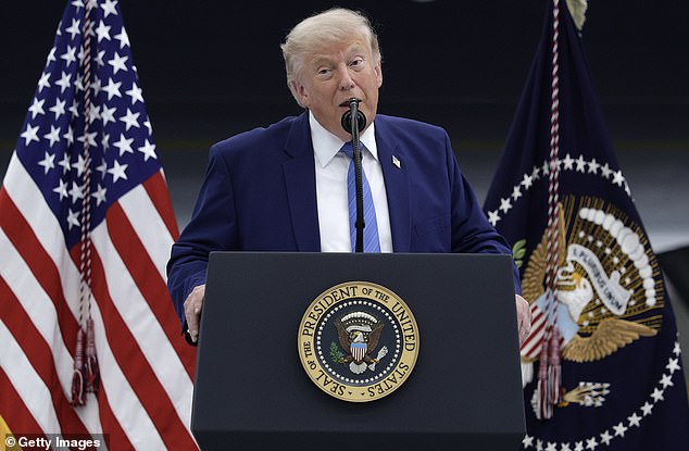 Trump dice que la piscina reflectante infestada de algas debe ser evacuada para su reparación, “vándalos” con cuchillos abren agujeros en la fachada y destruyen una renovación de 16 millones de dólares