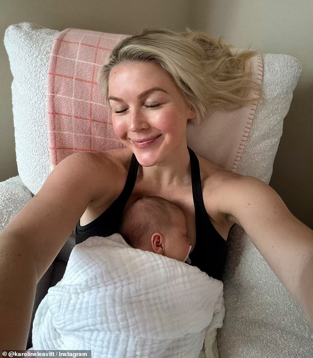¡Caroline Leavitt ha vuelto! La secretaria de prensa de Trump lo acompañó en un viaje de campaña a Pensilvania menos de dos meses después del nacimiento de su hija Vivi.