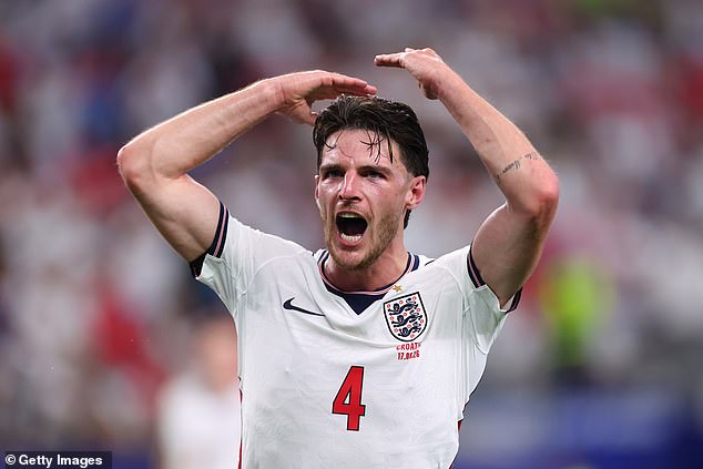 Declan Rice está en el centro del caos inglés, luchando por su identidad en el mediocampo y saliendo como un pateador al estilo de la NFL: es hora de ver a REAL Rice en esta Copa del Mundo, escribe CRAIG HOPE