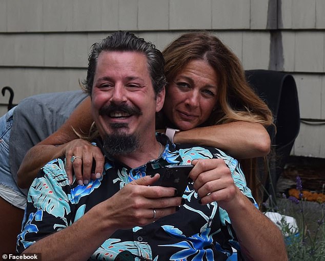 Fan, de 51 años, muere en silencio mientras una banda de rock toca en el Madison Square Garden… Los investigadores examinan sus momentos finales