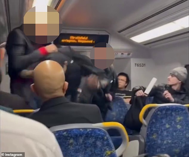 Estalló una pelea entre adolescentes y pasajeros en un salvaje tren de Sydney después de que él les pidió que bajaran el volumen de la música, y el australiano fue regañado por no ayudar.