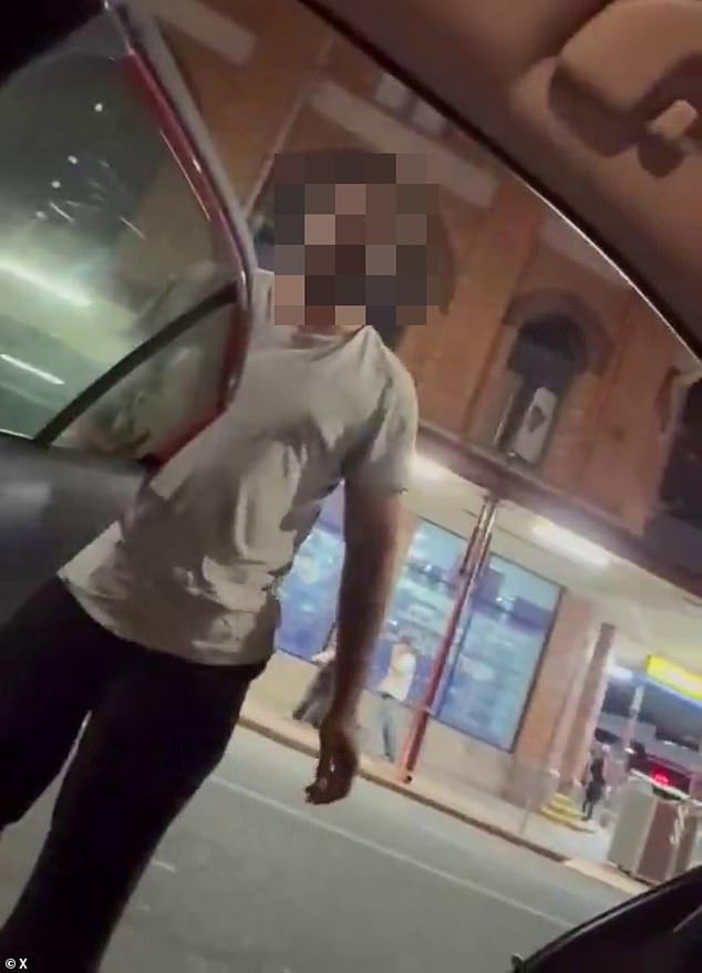 Explosión en viaje compartido después de que el conductor se niega a llevar a dos mujeres y llama a una ‘maldita perra’ mientras les ordena cancelar el viaje: ‘Te derramaré café encima’