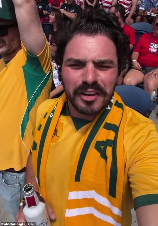 Famoso aficionado de los Socceroos se vuelve viral al atacar a los aficionados del Mundial en Estados Unidos con cánticos sobre tiroteos escolares y Jeffrey Epstein