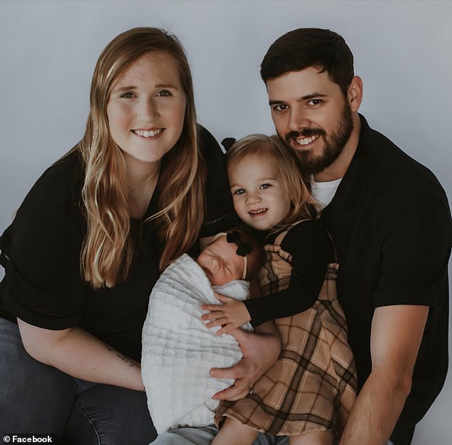 El marido de una enfermera de Alabama se vio obligado a escuchar a una paciente maníaca suplicar por su vida antes de matarla a tiros en el estacionamiento.