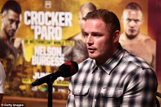El gran futbolista George Burgess es acusado de apestar a alcohol pocos días antes de su debut en el boxeo profesional, mientras sale a la luz su papel en la prevención del suicidio.