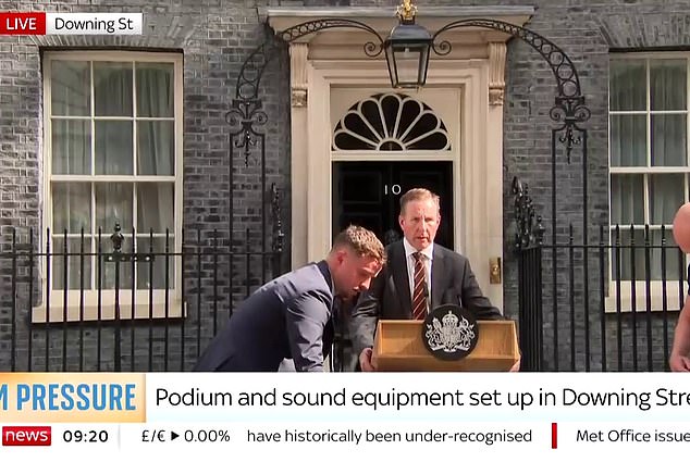 No por mucho tiempo… Se instala un podio afuera del número 10 mientras Starmer se prepara para anunciar su partida, mientras Andy Burnham se dirige a Westminster.
