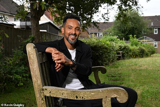 ‘Hombres adultos siguiendo a un niño y una niña: fue aterrador y sucedió todos los días’: THEO WALCOTT habla de huir de los paparazzi cuando tenía 16 años, teme que las estrellas actuales estén siendo intimidadas en línea y por qué no debería haber ido al Mundial de 2006