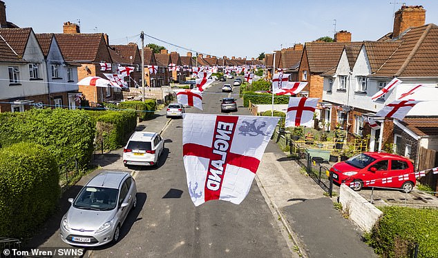 Las banderas de Inglaterra ondearán en la “calle más patriótica del país” después de que el consejo les dijera a los residentes que no las ondearan por “razones de salud y seguridad”.