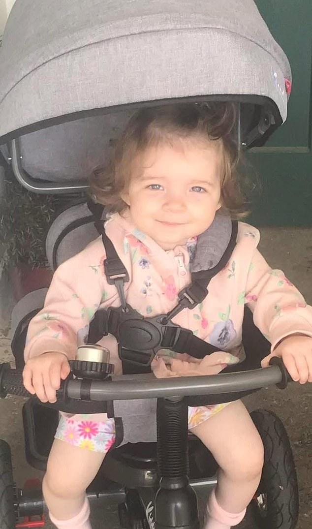 Una madre acusada de agredir sexualmente y asesinar a sus dos hijas con su nuevo novio esperó una hora para llamar al 999 mientras agonizaba, escuchó un tribunal.
