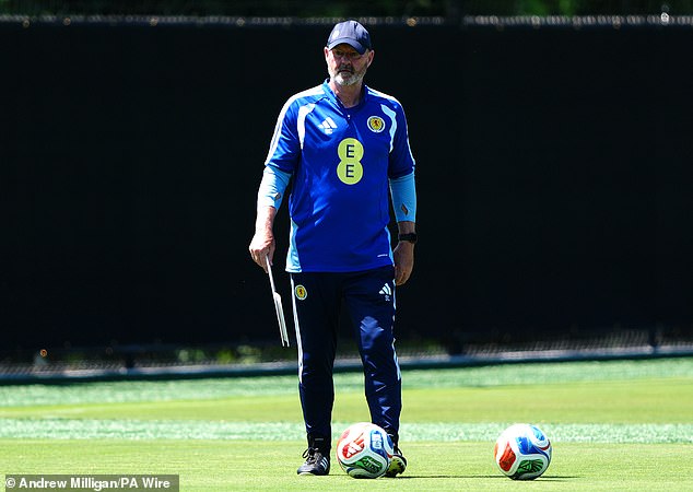 “¡Si entro en un frenesí de ataque y pierdo 4-0, me colgaréis!” Clarke busca el equilibrio adecuado de cara al choque con Brasil
