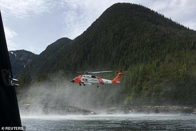 Búsqueda y rescate desesperados después de que un helicóptero de la Guardia Costera de EE. UU. se estrellara en Alaska
