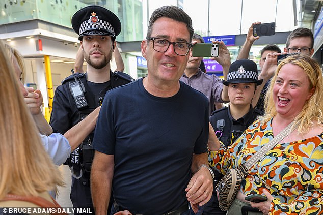 ‘Mesías’ sin mandato: mientras Stormer se marcha lloroso, su asesino Andy Burnham llega a Westminster en escenas casi histéricas. Pero en una encuesta de lectores del Mail, el 89% dijo que debería convocar elecciones.
