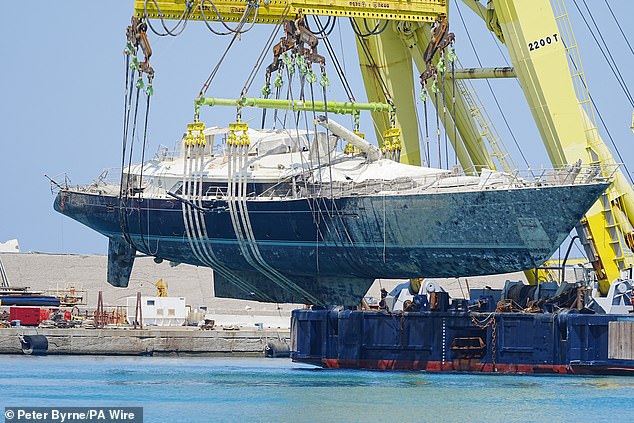 ‘Hay más’: la esposa del capitán multimillonario británico Mike Lynch en una carrera bayesiana al rescate cuenta cómo encontró su superyate de £ 30 millones aferrado a una balsa después de que volcó y cómo le rogó que buscara sobrevivientes.