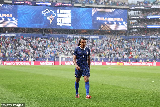 El partido de Kylian Mbappé y Francia contra Irak SE RETRASO más de dos horas y los fanáticos fueron evacuados en el descanso debido a que las tormentas en Filadelfia causaron el caos en la Copa del Mundo.