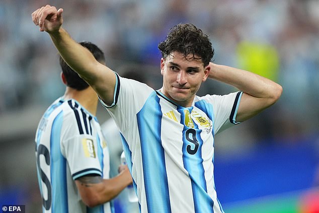 El objetivo del Arsenal, Julián Álvarez, revela que quiere dejar el Atlético de Madrid por el ‘DREAM’ del Barcelona, mientras su actual equipo amenaza con emprender acciones legales.