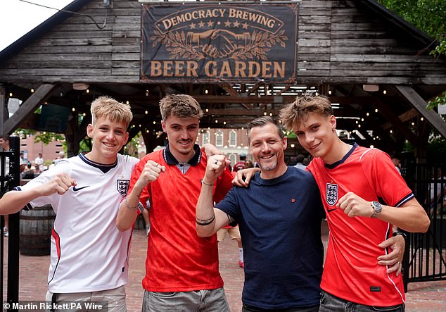 ¡Creen que se acabó! Los fanáticos de Inglaterra llegaron a Boston y descubrieron que el ejército de tartán que se marchaba se había bebido las existencias de cerveza de la ciudad…