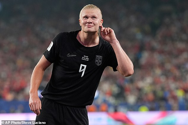 Erling Haaland sigue el ritmo de Lionel Messi y Kylian Mbappé y también marca goles para enviar a Noruega a los octavos de final a pesar de que el exjugador de la Premier League juega con Senegal.