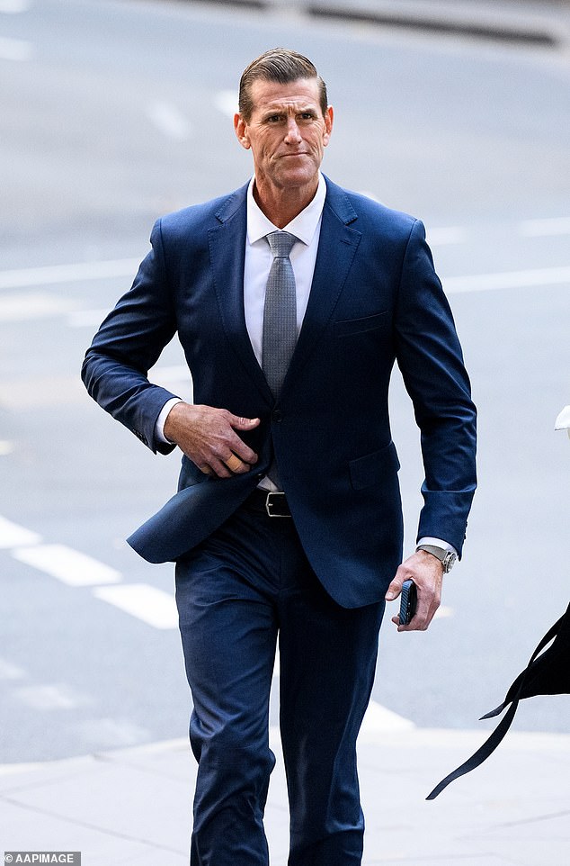 Ben Roberts-Smith sale de la inauguración del Australian War Memorial, donde se codea con Pauline Hanson y Anthony Albanese.